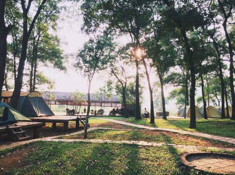 Quang cảnh Sơn Tinh Camp, điểm cắm trại gần Hà Nội nổi tiếng với bãi cỏ rộng và hồ nước